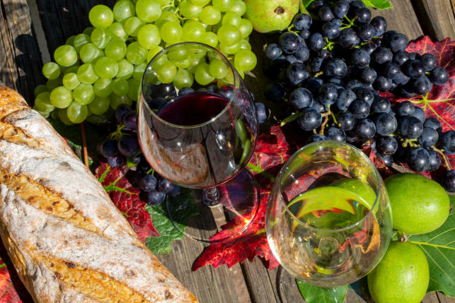 Weintrauben mit Weingläsern dekoriert auf einem Holztisch