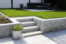 Blockstufentreppe aus Granit in einem neu angelegten Garten